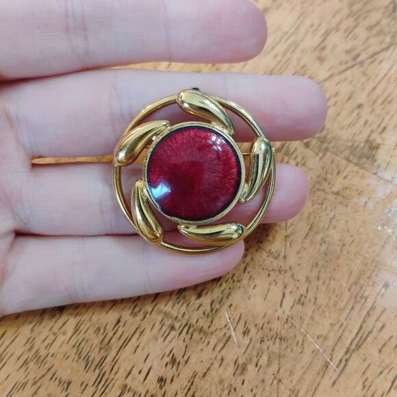 Red stoned brooch - Picture 1 of 3